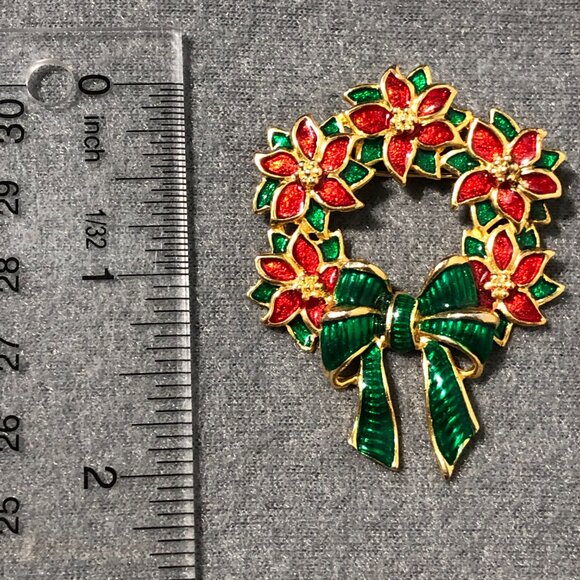 Christmas Wreath Poinsettia Pin Brooch Beautiful Design Green Gold Red - Picture 3 of 4